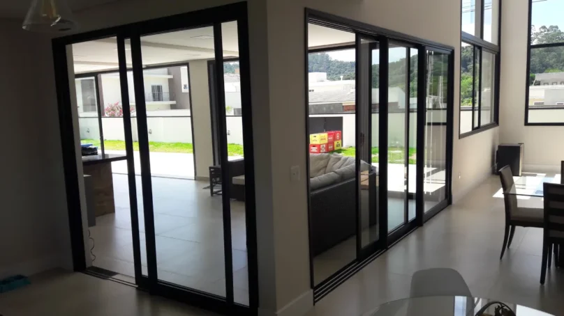 Porta de Correr Esquadria preta com trilho embutido