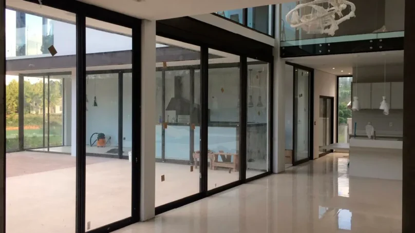 Porta de Correr Esquadria preta com trilho embutido