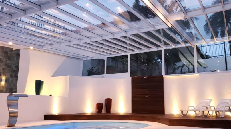 Cobertura de Vidro e Alumínio Retrátil