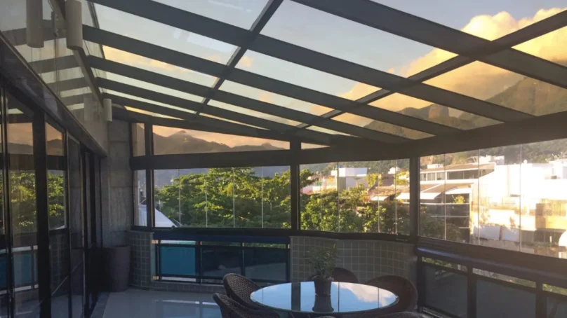Cobertura de Vidro e Alumínio Retrátil