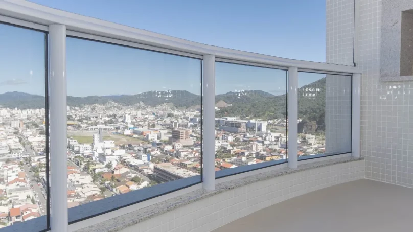 Guarda corpo em vidro e alumínio branco