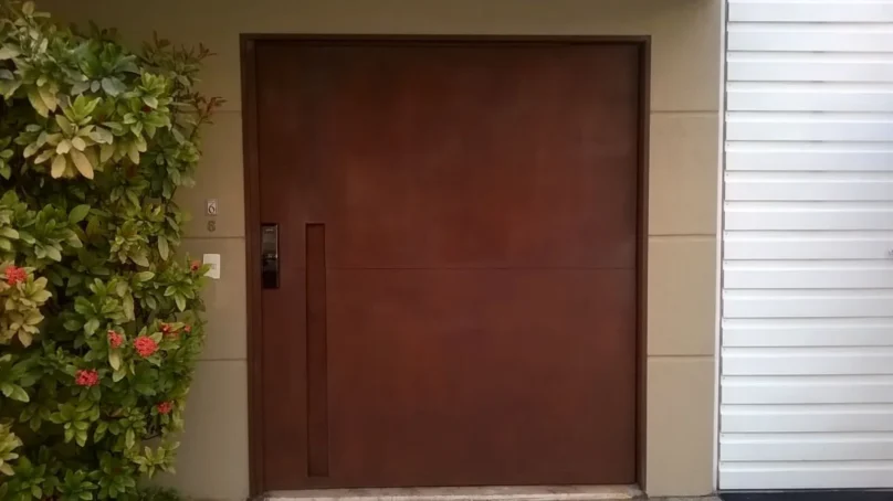 Porta pivotante 1,8m de largura aço corten
