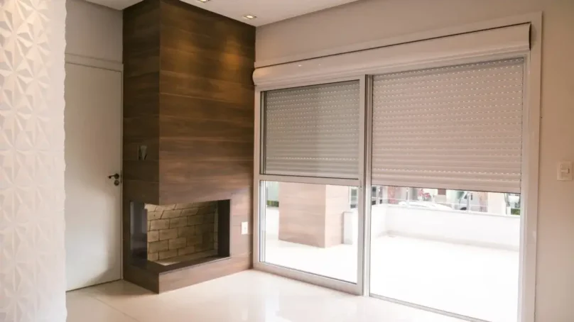 Fachada em vidro com esquadrias pretas